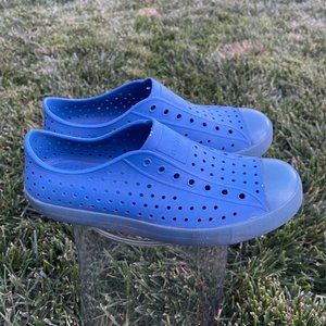 Boys Native Shoes Jefferson Size J6 Victoria Blue/Transparent 6 Big Kid